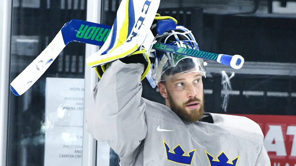 Anders Nilsson vaktade målet i VM 2018. Nu är NHL-svenskan klar för en ny klubb, men han kan fortfarande inte spela på grund av en hjärnskakning för ett år sedan.