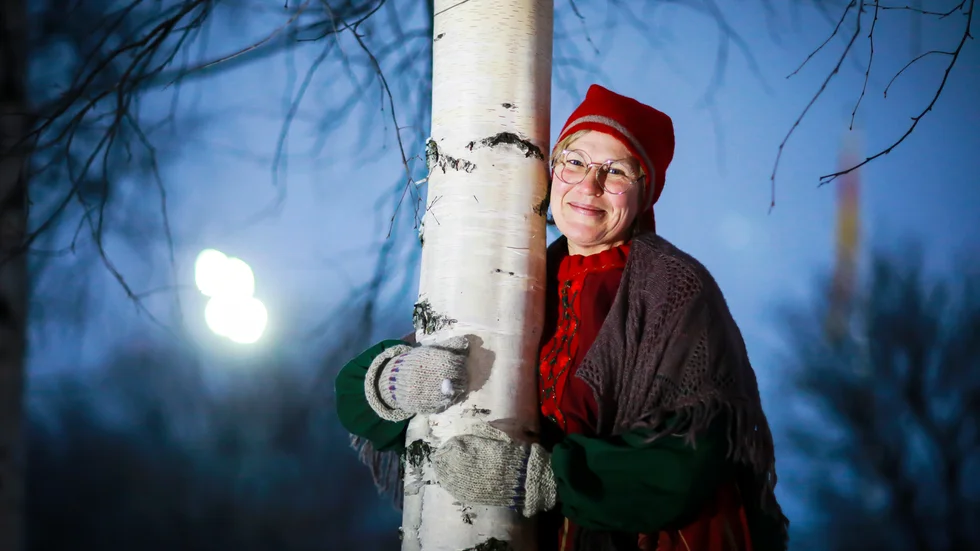 Det går inte att krama "hött och mött" i dessa coronatider. Men Britta-Karin Jacobsson, Bälinge, tomtemor 2020, passar ändå på och kramar en björk.