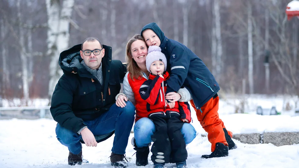 Zsombor Feldötö, Sara Jonsson och barnen Vidar och Alva är medlemmar i en ny familj. Men Emil finns alltid med dem.