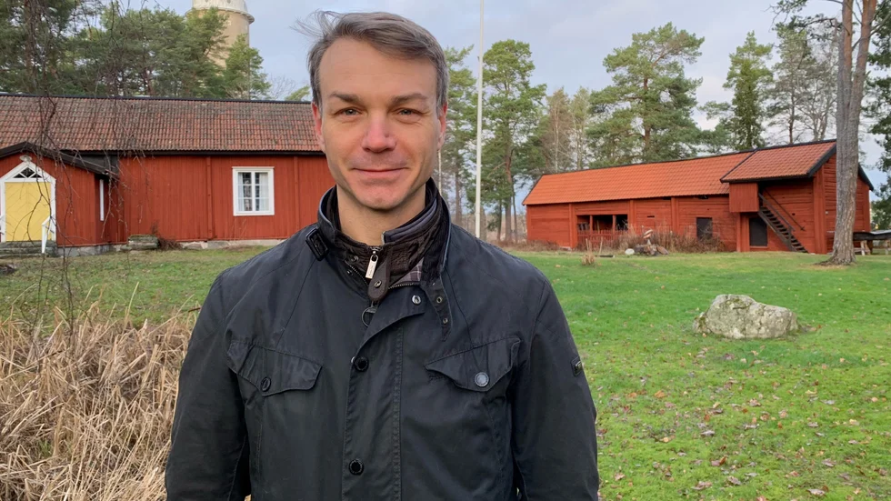  "De här husen är värda att lysas upp", säger Fredrik Janse, ordförande i Frösåkers hembygdsförening som fått 50 000 kronor ur Carl Beck-Friis stiftelse till elarbeten.