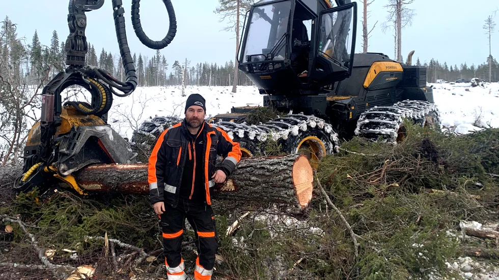 Fredrik Larsson märker att när skog som avverkas innehåller mycket föroreningar blir redskapen slöa fortare.