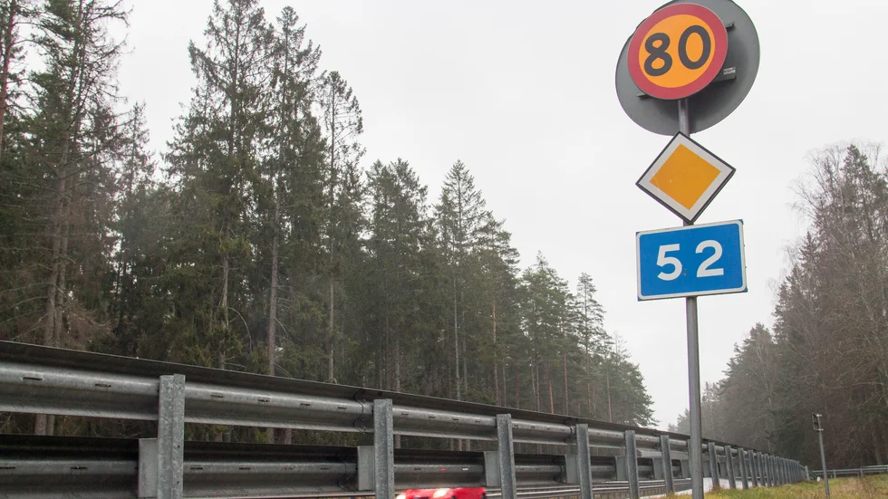 På fredagsmorgonen fick räddningstjänsten rycka ut på två trafikolyckor på väg 52 utanför Katrineholm.