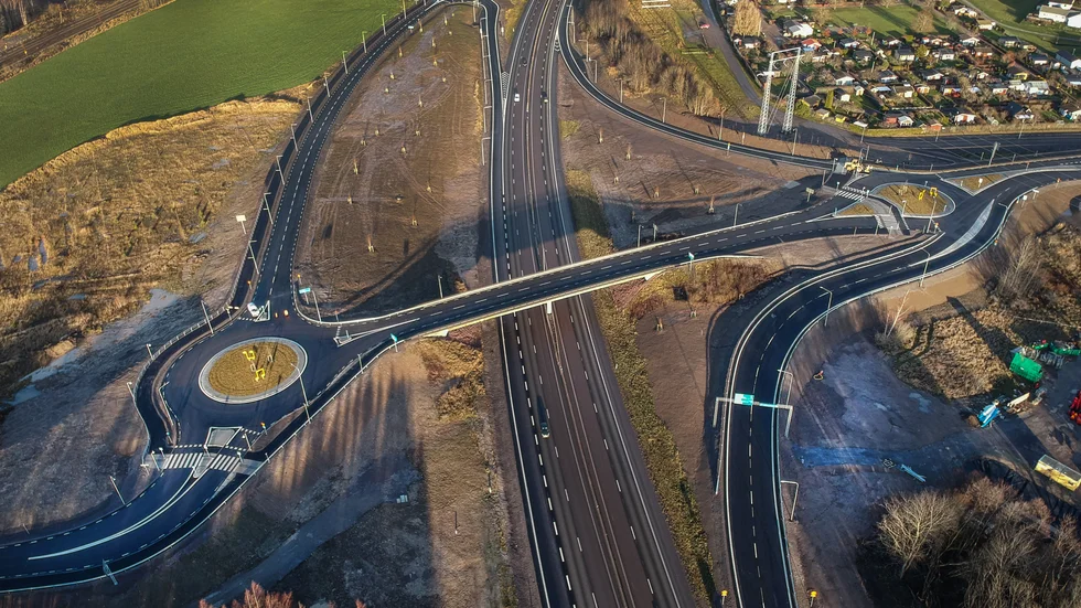 På bron vid den nya avfarten från E4:an skedde stenkastningen.
