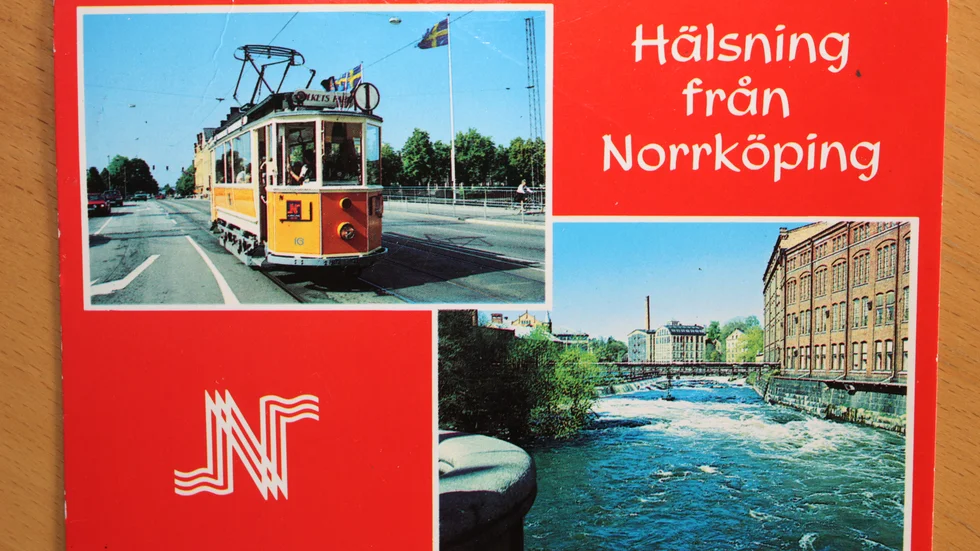 En vykortshälsning från Norrköping, med bilder av en spårvagn och en del av Industrilandskapet vid Strömmen.
