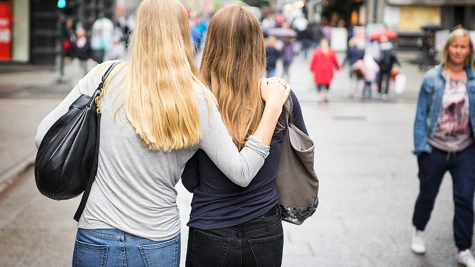 Föräldrar måste vara närvarande och hjälpa dagens ungdomar som utsätts för många frestelser, menar skribenten.