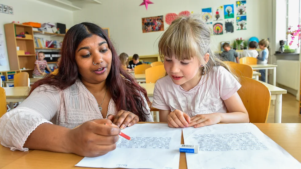 Att hjälpa eleverna med allt från skolarbetet till sociala relationer och praktiska göromål tillhör många lärares vardag. Men hur ska det fungera med en ensam lärare i varje klass? frågar sig skribenten. Genrebild.