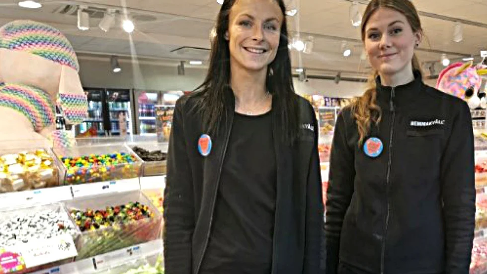Isabelle Åström och Elin Robertsson på Hemmakväll förväntar sig en hektisk helg där många kilon godis kommer lämna butiken.