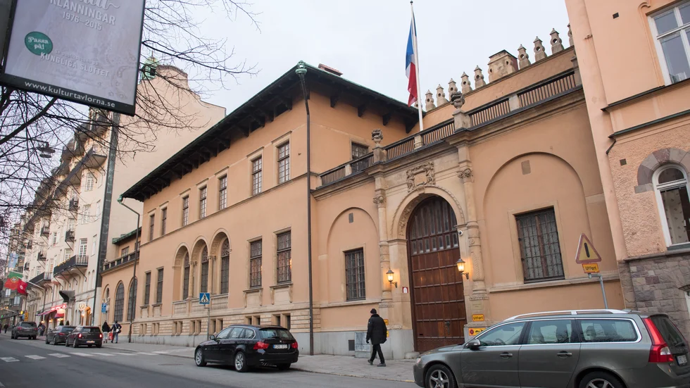 Polisen har ökat bevakningen kring platser med anknytning till Frankrike. Arkivbild på franska ambassaden i Stockholm.