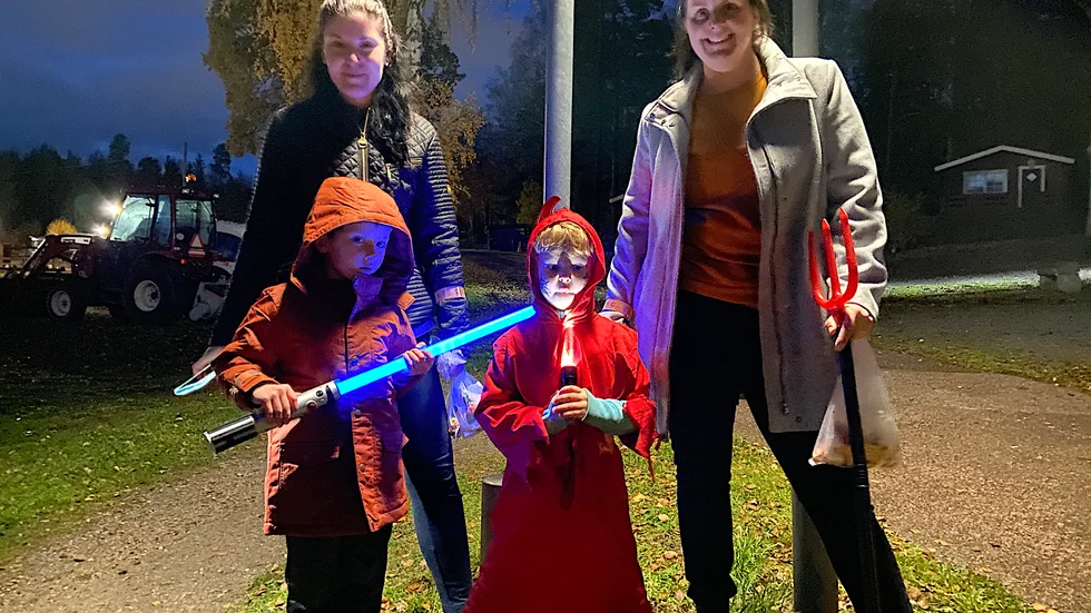 Natalie Wolf, Liam Wolf (Luke Skywalker), Olle Thörn (Djävulen) och Therese Thörn på skattjakt i Bredsand.