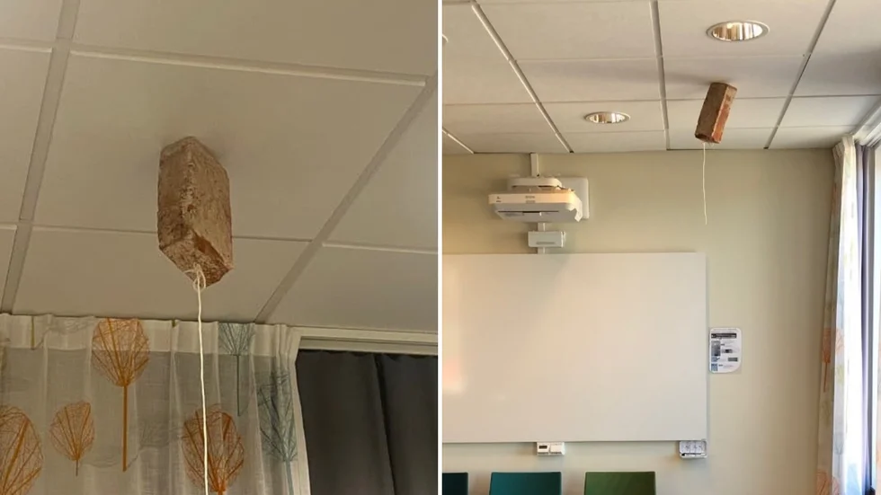 I salen Kvallsta finns konstverket "The rest is silence" föreställande en tegelsten som tror att den är en ballong. 