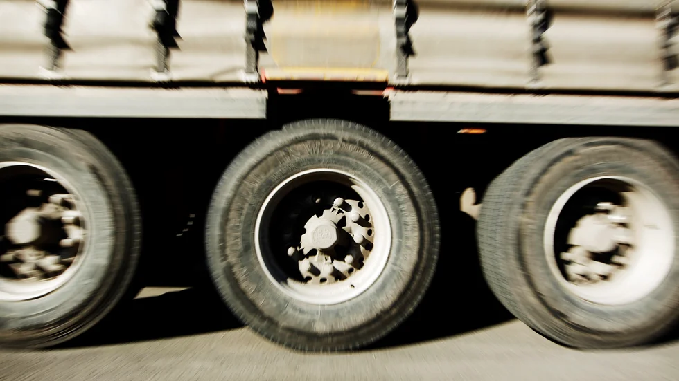 En lastbil blev av med 600 liter diesel efter en stöld.