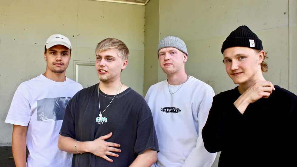 Periferi är Felix Roos, Elias Kyhlström och Christoffer Loqvist Brun. Jonathan Kalinsky (till vänster) medverkar under namnet Rubix på hiphoptrions nya EP "E20 Södra". 