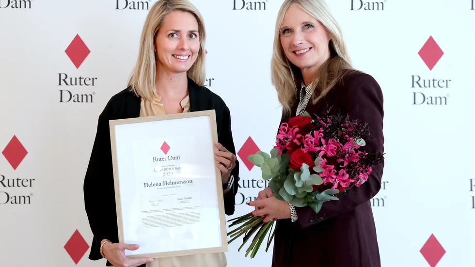 Helena Helmersson, vd för H&M, tilldelas utmärkelsen årets Ruter Dam. På bild tillsammans med Marika Lundsten, vd för Ruter Dam.