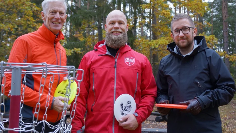 Från vänster Claes Meijer styrelsemedlem i Bifs skid- och cykelklubb, Tommy Bessner och Petter Blomberg. 
Alla ser fram emot att se discgolfbanan ta form i Borensberg. 
