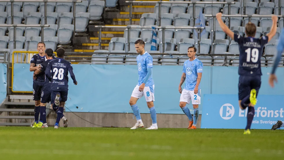 Pontus Wernbloom (till vänster) jublar efter sitt 1–1-mål borta mot Malmö FF, men IFK Göteborg föll med 1–3 mot serieledaren.