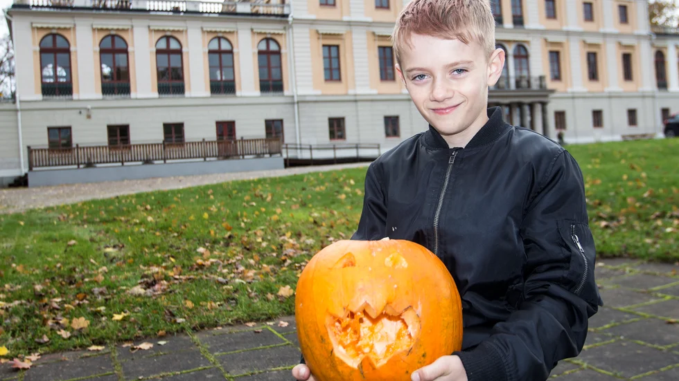Det krävdes både kraft och tålamod av tioårige Max Burell, men till slut blev pumpan en tjusig halloweenlykta. "Jag ska ställa den hemma vid grusgången och tända ett ljus i den", sade han.