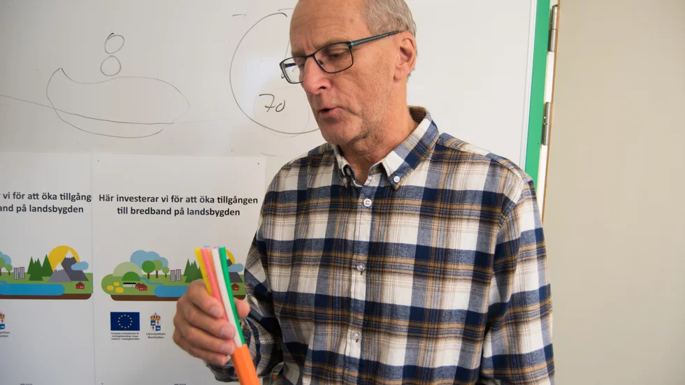 "Det här kallas en sjua. Det är platsrör som man gräver
ned i marken fram till fastigheten och sedan blåser man in fiber i slangarna", berättar Bert-Erik Vestermark, Bodens kommun-