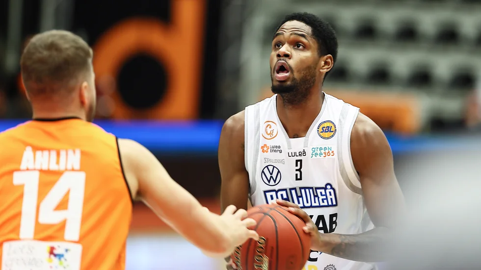 Luleås Antonio Davis Jr under basketmatchen i herrarnas SBL mellan Norrköping Dolphins och BC Luleå.