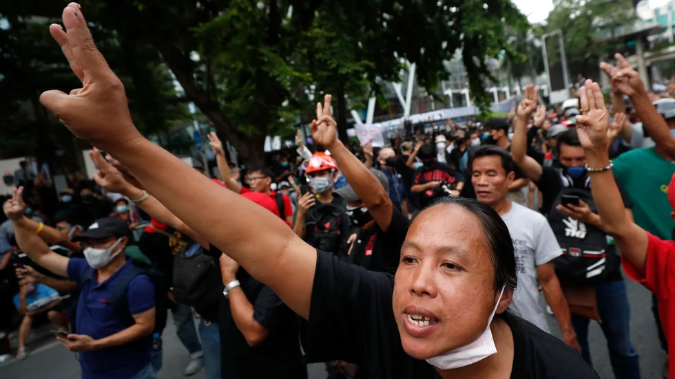 Demonstranter i Bangkok håller upp tre fingrar i luften, en symbol hämtad från filmtrilogin Hungerspelen.