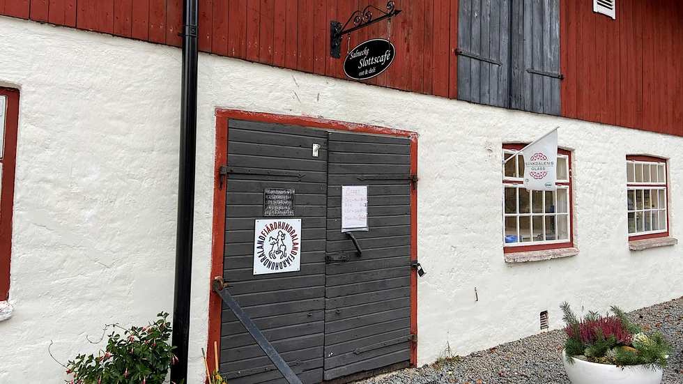 Salnecke slottscafé öppnade sommaren 2017 utan att miljö- och byggnadsnämnden meddelat slutbesked efter ombyggnaden. Nu har nämnden beslutat om en sanktionsavgift på nästan 28 000 kronor.
