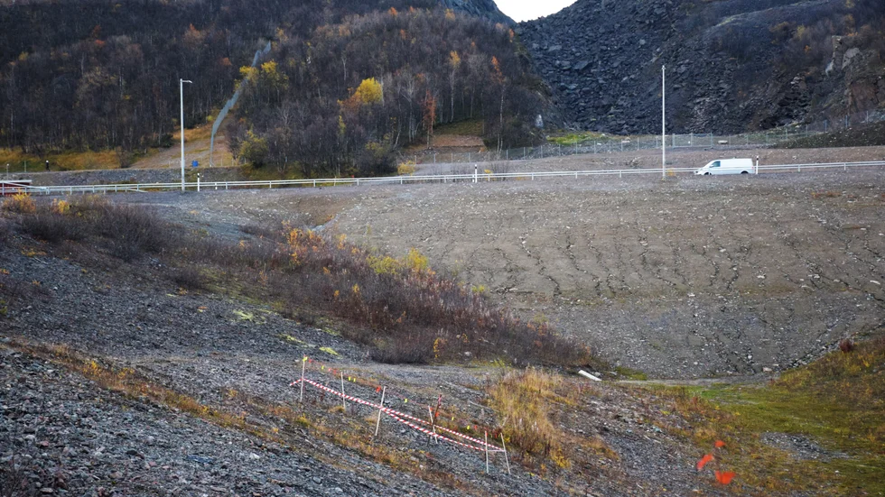 Avspärrningen ligger i sluttningen ner från en gång - och cykelväg som leder mot Luossavaara.  Nya E 10:an ligger  en kort bit därifrån.