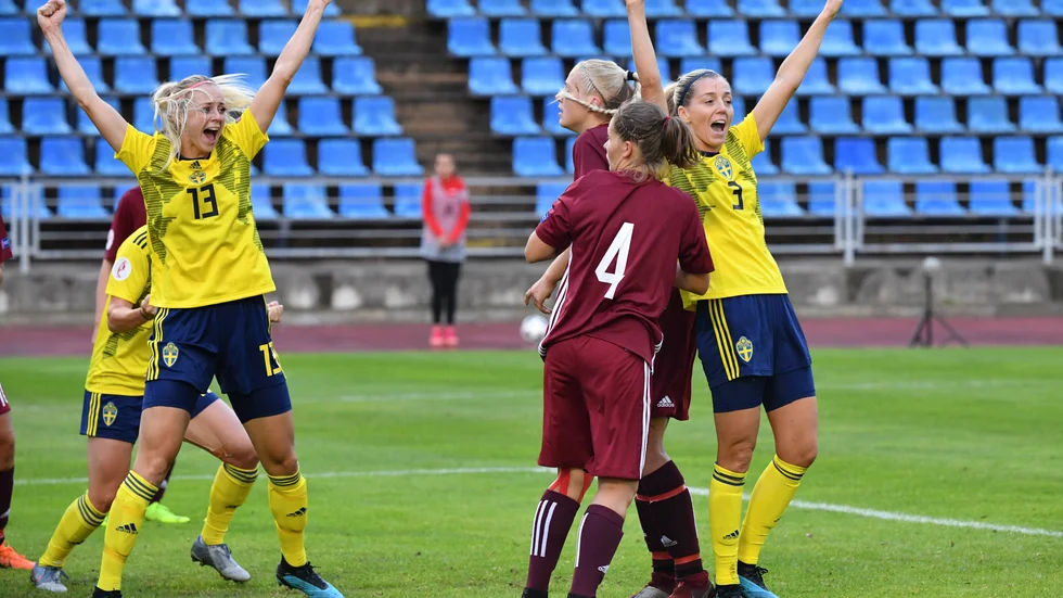 Sveriges Amanda Ilestedt och Linda Sembrant jublar efter ett av målen i EM-kvalmatchen borta mot Lettland. I kväll hoppas Sverige på många liknande måljubel när länderna möts på Gamla Ullevi. Arkivbild.