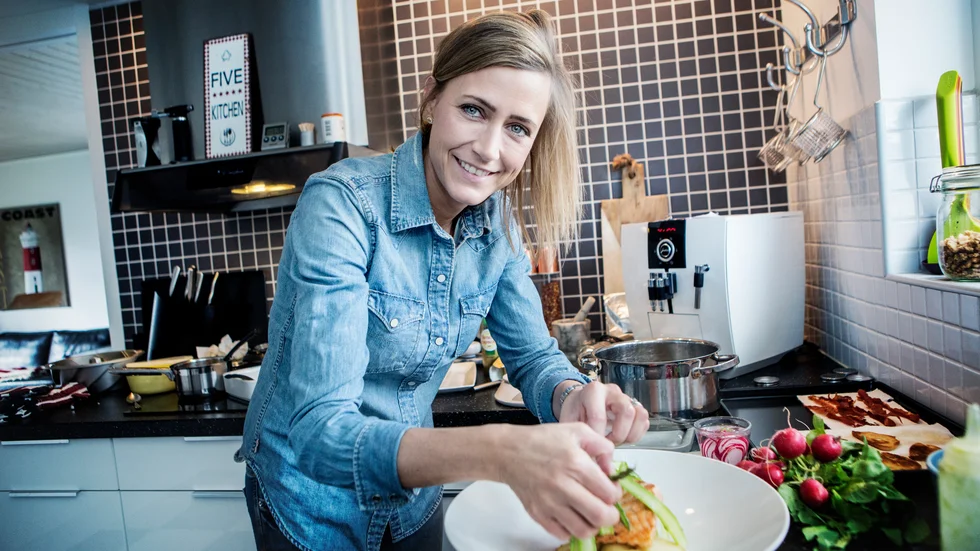 Catarina König har gått vidare i "Decenniets mästerkock". Tio år efter premiären av tv-programmet "Sveriges mästerkock" gör nu de forna vinnarna upp om titeln.