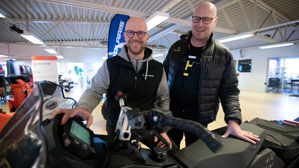 Försäljaren Ulf Löfgren visar Urban Lidman, Jävre, en ny typ av gps som sitter på en av årets modeller.