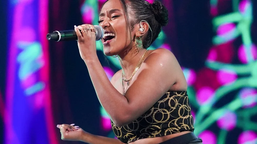Nadja Holm sitter säkert efter ännu ett imponerande framträdande, denna gång med låten "Finesse" av Bruno Mars och Cardi B.