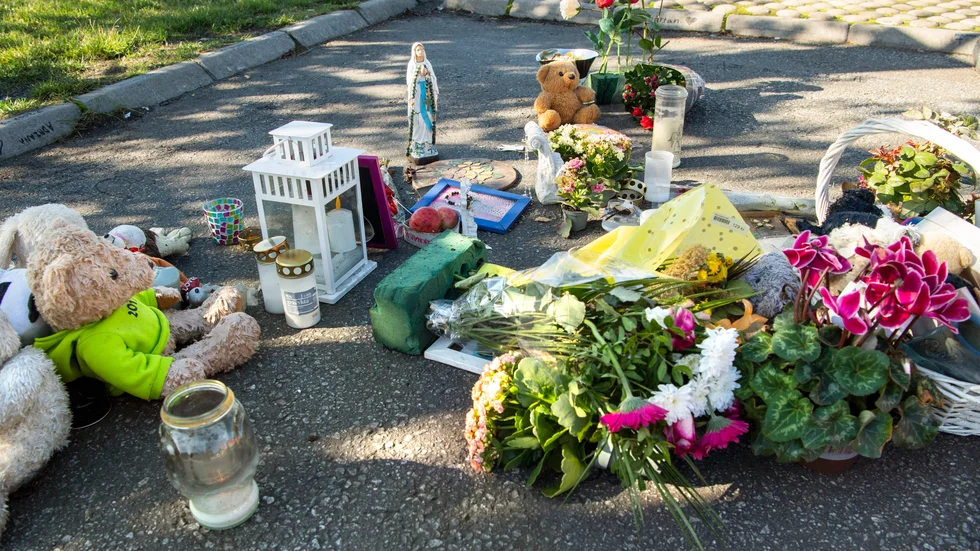 Blommor och nallar vid platsen där en 12-årig flicka sköts till döds i Botkyrka i somras. Arkivbild.