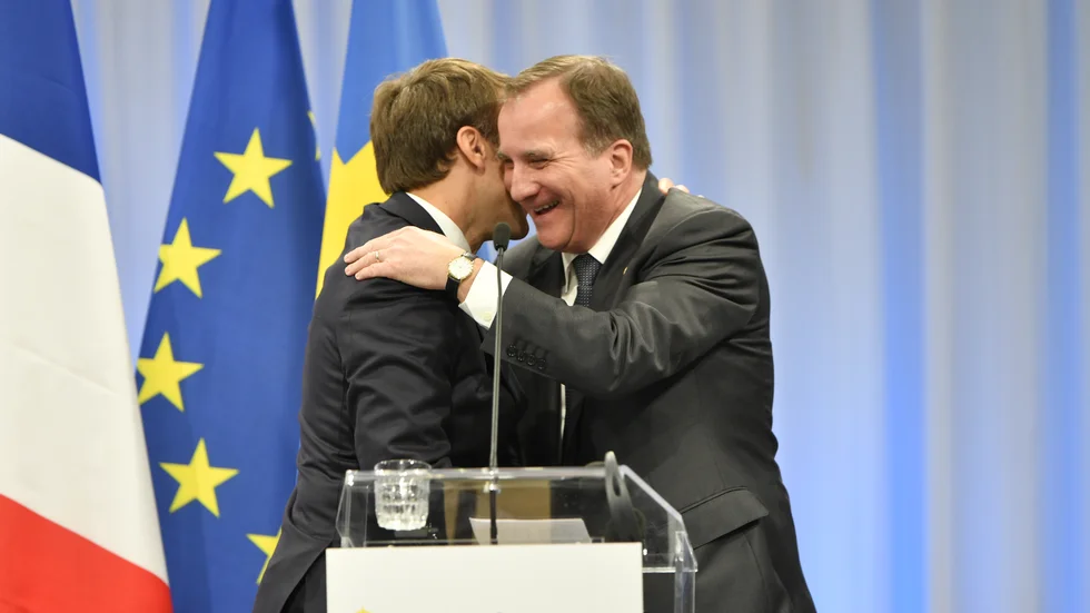 Sveriges statsminister Stefan Löfven och Frankrikes president Emmanuel Macron omfamnar varandra i Göteborg för några år sedan. Nu gäller mer pandemifysiska avstånd. Men mot islamismen bör de stå sida vid sida.