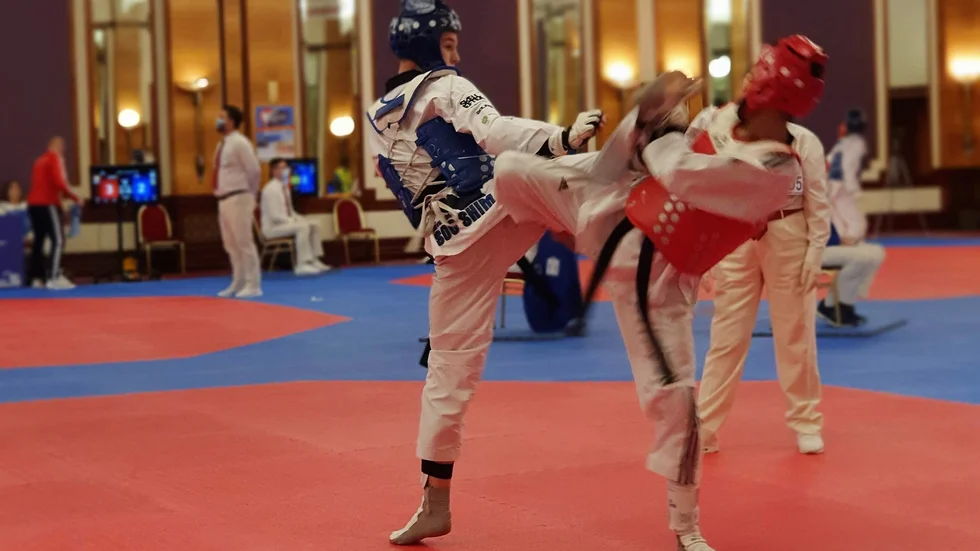 Linus Vesterlund (blå) gick fyra matcher och vann alla innan han stod som europamästare i juniorklassen -55 kg.