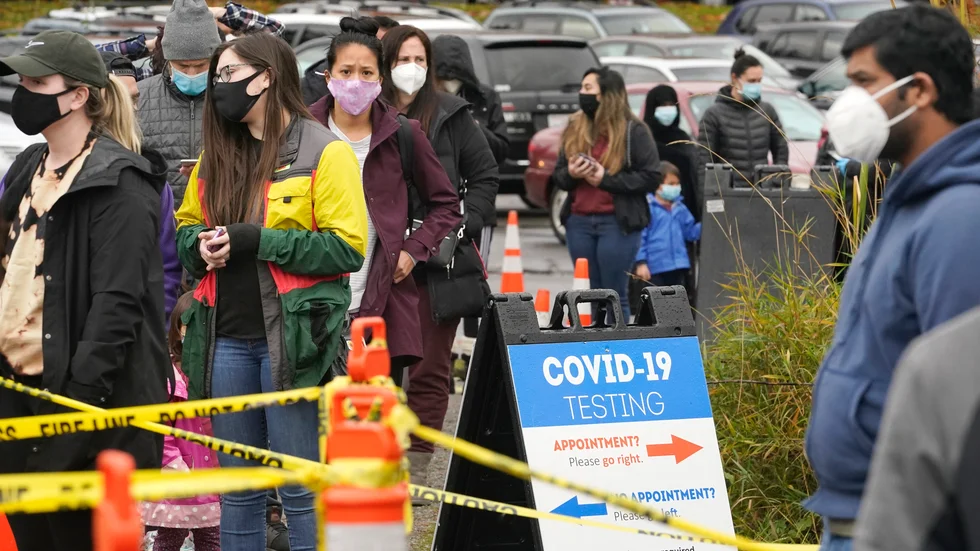 Människor köar för att testa för covid-19 i Seattle, i delstaten Washington, under onsdagen.