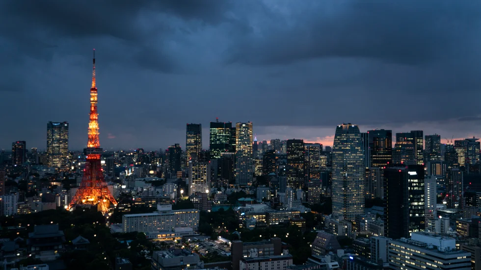 Regntunga skyar över Tokyo. Arkivbild.