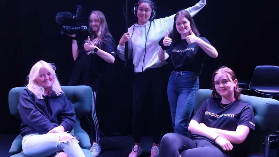 Gruppen som producerade kortfilmen "Hur tar du dig hem". Från vänster: Fanny Sandström, Mia-Maria Backman, Amelia Scott Hultdin, Linn Öhman och Mikaela Westermark. 
