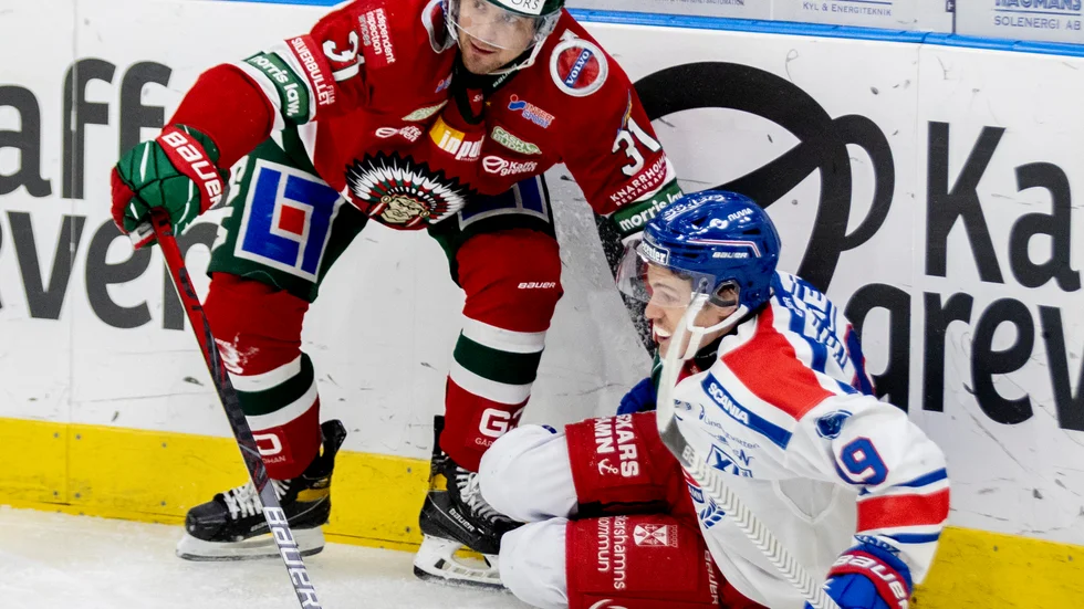 Frölundas Nicklas Lasu och Oskarshamns Tyler Kelleher i en duell.