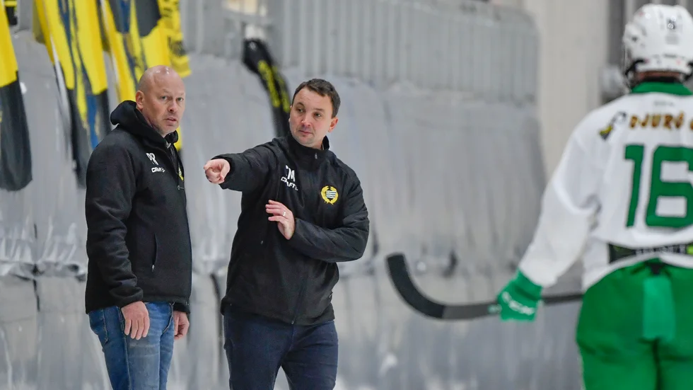 Hammarby sparkar tränaren Pierre Roos, till vänster, efter bara en match. Arkivbild.