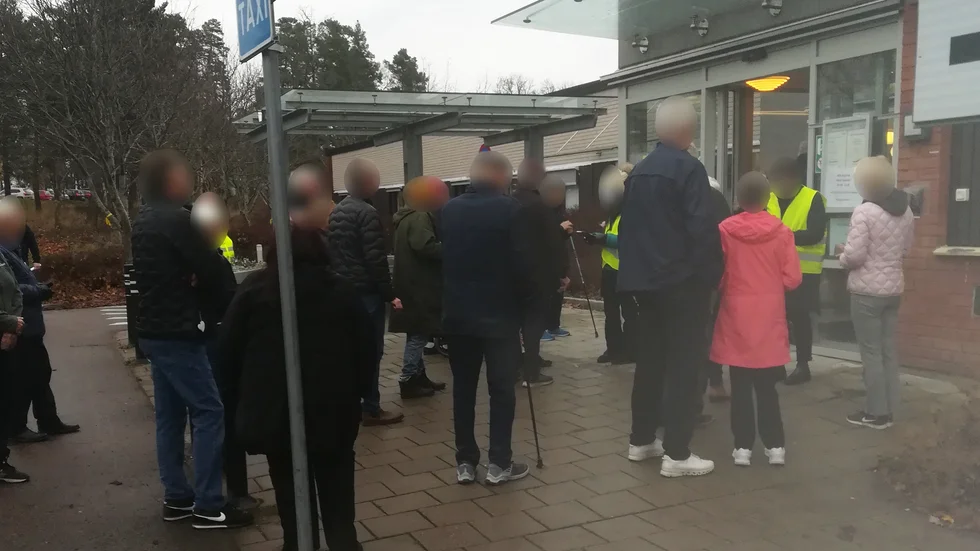 På måndagen klockan 14.00 stod många personer i en klunga utanför Strängnäs vårdcentral i väntan på bokade vaccinationstider.