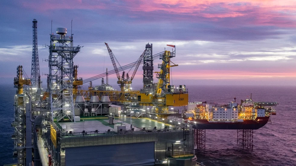 Equinor höjer produktionskapaciteten på Johan Sverdrup-fältet och planerar samtidigt att satsa på produktion av elbilsbatterier i Norge. Arkivbild