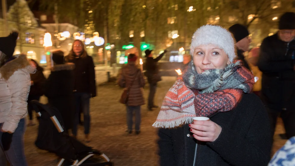 Emelie Trolin, verksamhetsansvarig på kvinno- och tjejjouren Miranda, på Stortorget under ljusmanifestationen för två år sedan. I år blir manifestationen digital.