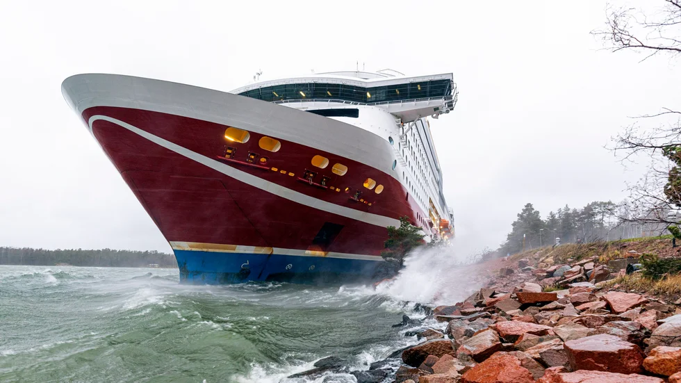 Färjan gick på grund i hamnen i Mariehamn.
