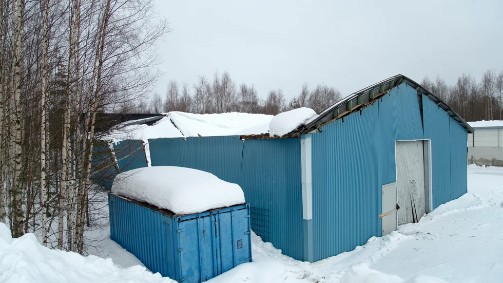 På morgonen den 5 april 2018 rasade taket in på fastigheten i Lillpite där bland annat husvagnar förvarades. Lillpitebolaget AB har efter takraset byggt upp byggnaden igen och även byggt ut. (Arkivbild)
