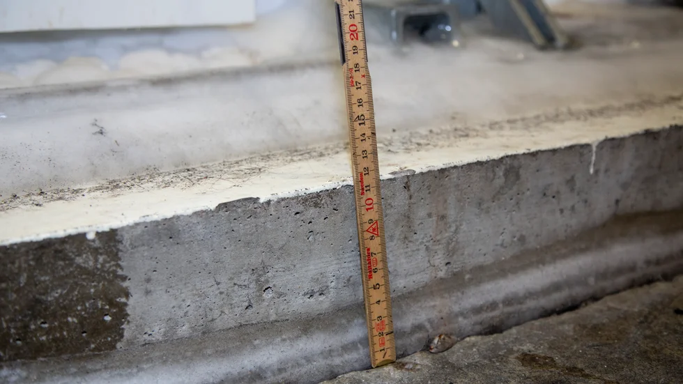 Enligt enhetschefen Christer Landström ligger det cirka 70 millimeter betong ovanför kylslingorna. Kylteknikern Göran Hylander bedömer att det är ännu mer, 90 millimeter. 