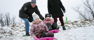 Ännu höst – men äntligen snö i pulkabacken