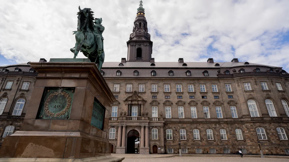 Christiansborg i Köpenhamn, där folketinget stiftar danska lagar. Arkivbild.