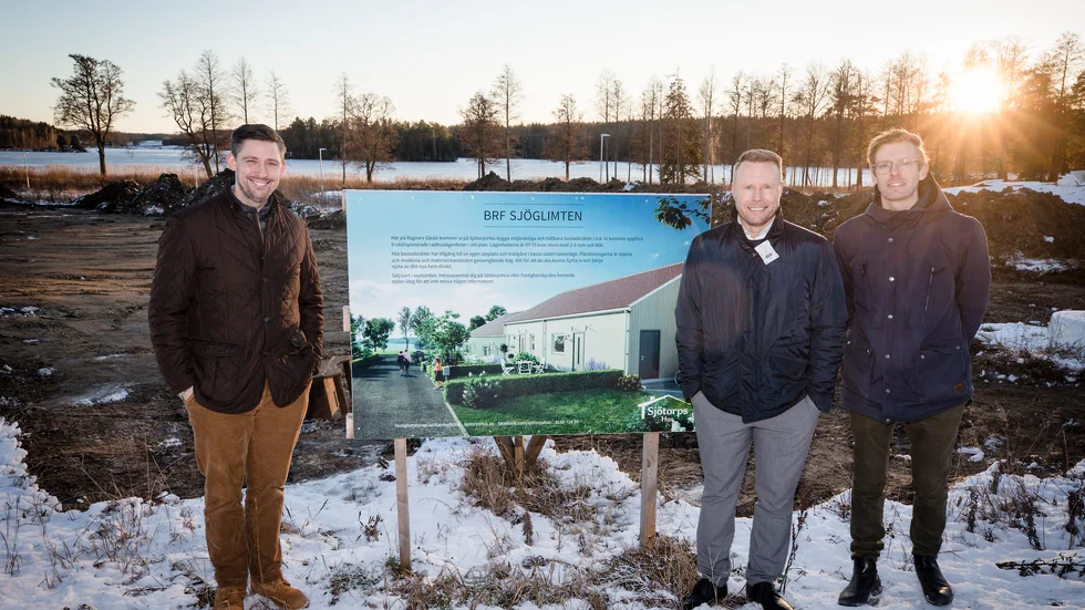 Philip Bonde Deichmann på Ericsbergs säteri tillsammans Pär Knutsson och Robert Arconge på Sjötorpshus vid platsen där grävskopan nu gör plats för nio nya bostadsrätter. Båda parter är mycket nöjda med samarbetet.