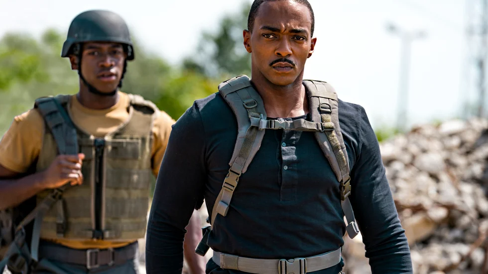 Harp (Damson Idris) får följa med roboten Leo (Anthony Mackie) bakom fiendens linjer i "Outside the wire".