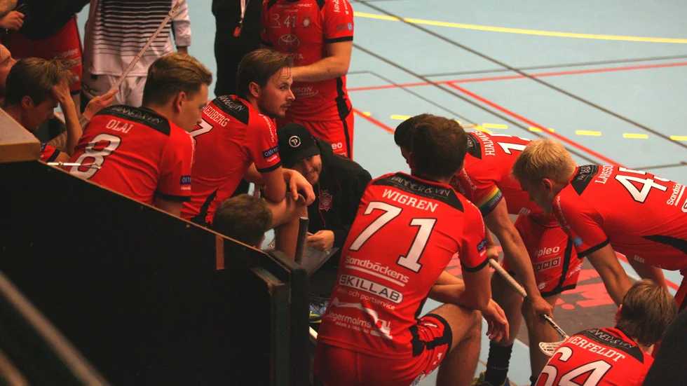 Solfjäderstaden ser inte ut att få börja spela än på ett tag. Tränaren Emil Stille tippar, utan att veta, att division 1-serien startar tidigast i slutet av februari och sedan avgörs med enkelserie.
