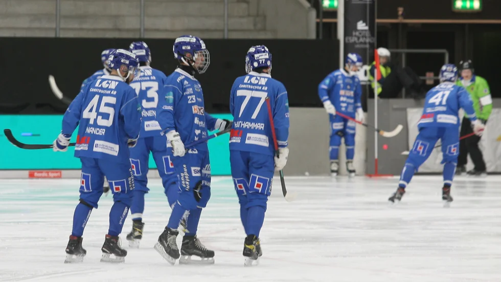 IFK Motalas spelare Jonas Enander, Aleksi Seppänen, Philip Florén och Viktor Hulthammar diskuterar hur en hörna ska förvaltas i ABB arena syd i Västerås. Inget mål denna gång i matchen mot VSK.