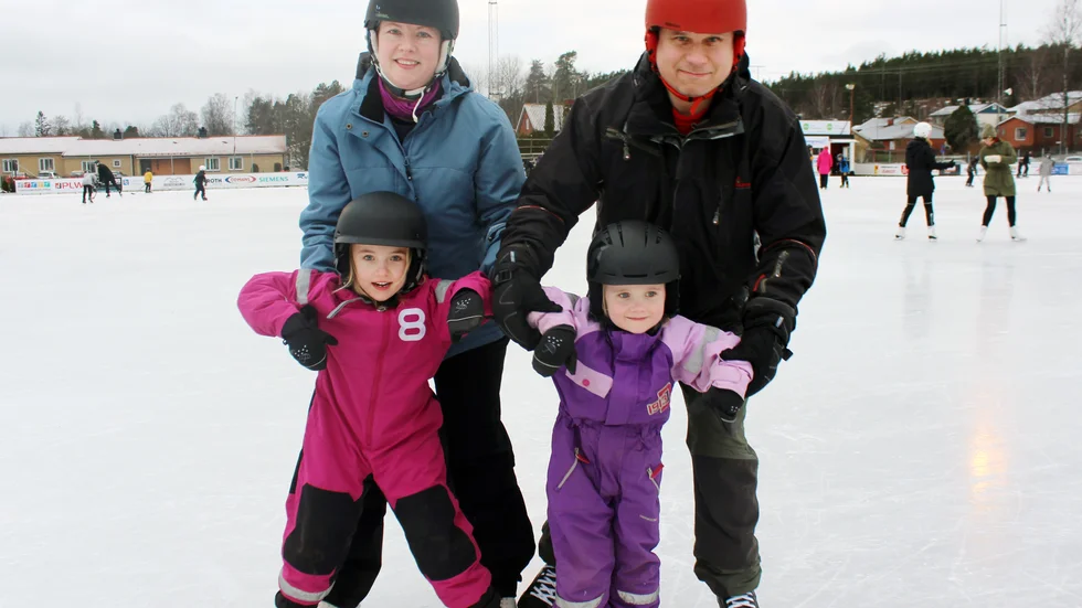 Familjen Daun, mamma Kajsa och pappa Patrik med barnen Ella och Molly, hade åkt från Tjällmo för att åka skridskor i Finspång.